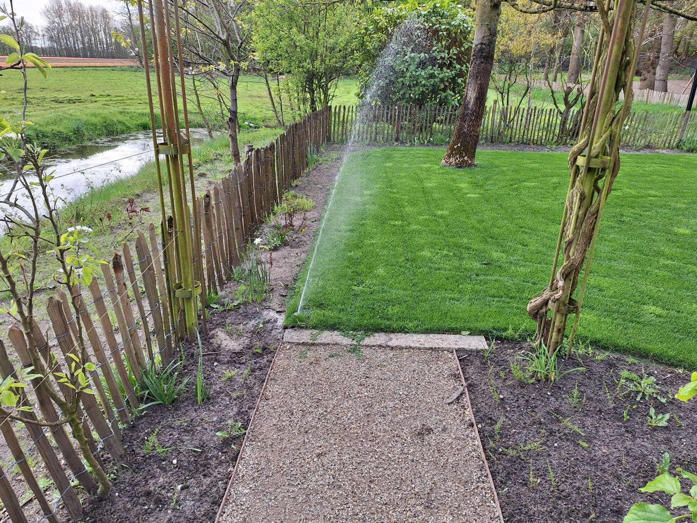 Tuinberegening met sproeier langs gazonrand